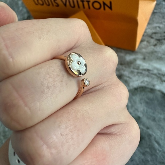 Designer LV Ring - Picture 5 of 12